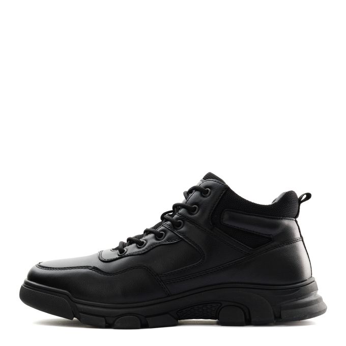 Der Spur қара бәтеңкелері