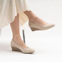 Бежевые туфли на танкетке Tamaris 1-22320-42-179/202