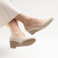 Бежевые туфли на танкетке Tamaris 1-22320-42-179/202