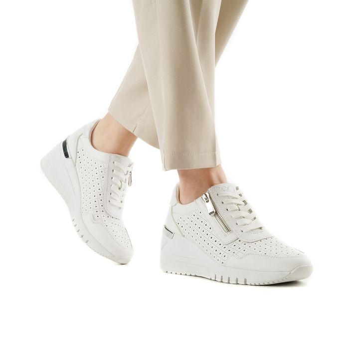 Белые кроссовки Marco Tozzi 2-23501-44-100/220