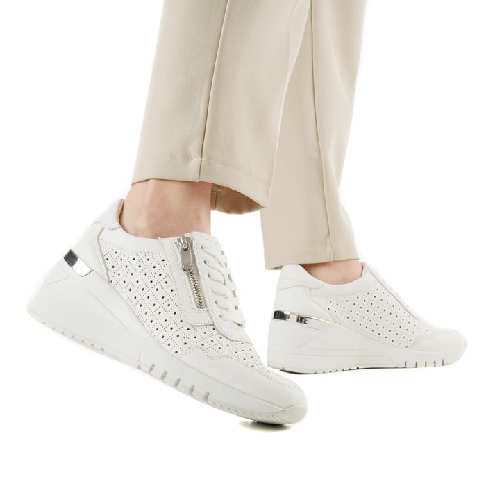 Белые кроссовки Marco Tozzi 2-23501-44-100/220